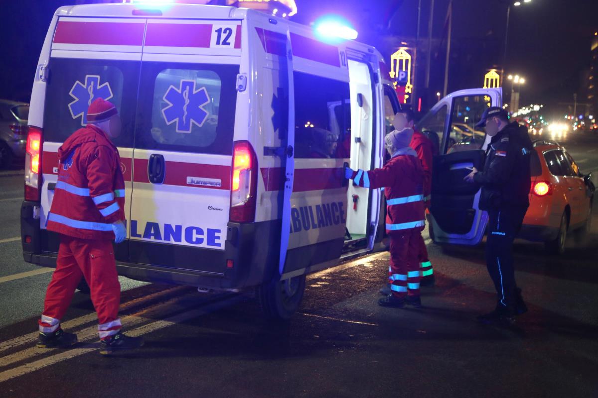 Vozilo Hitne pomoći i medicinska ekipa na ulici noću