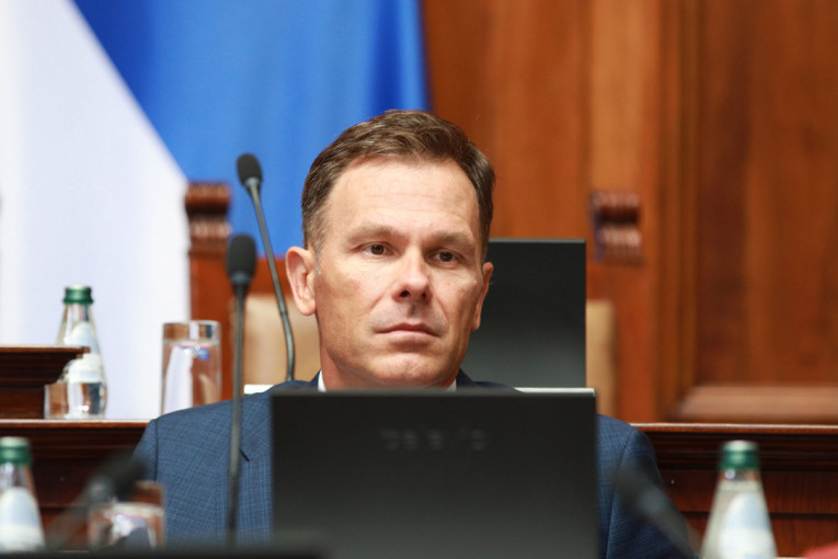 Siniša Mali sedi u skupštinskoj klupi ispred mikrofona i laptopa