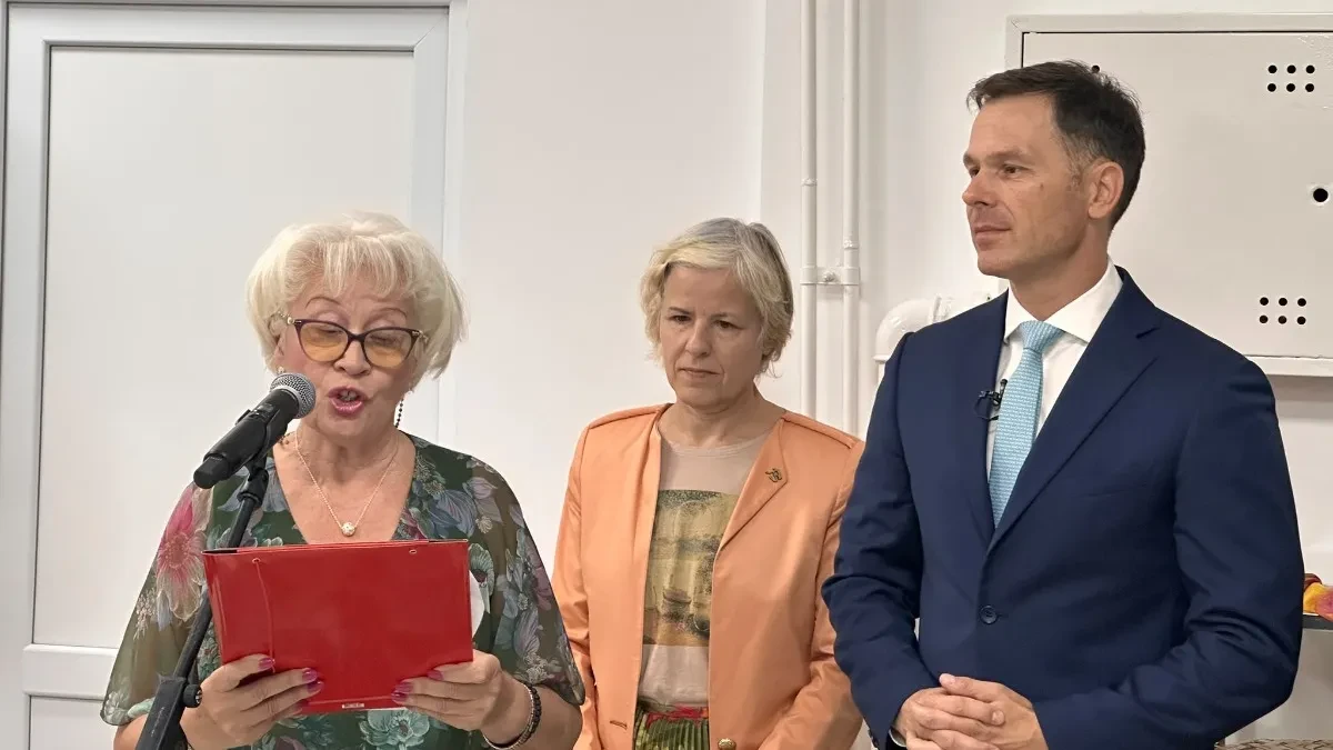 Siniša Mali stoji pored dve žene u klubu za starije, jedna govori u mikrofon