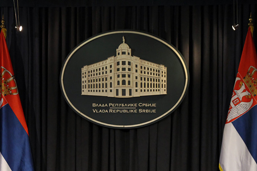 Grb Vlade Republike Srbije na zidu između dve državne zastave