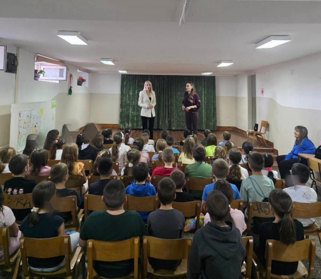 Sestre Gobović pevaju pred učenicima u školskoj sali na Voždovcu