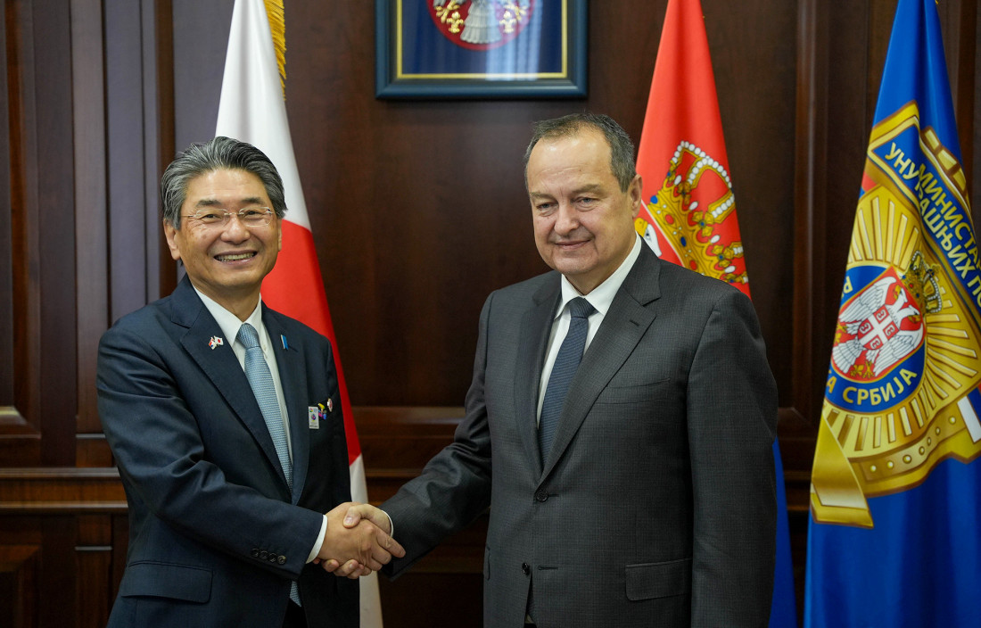 Ivica Dačić i ambasador Japana Naohiro Cucumi rukuju se ispred zastava Srbije, Japana i MUP-a