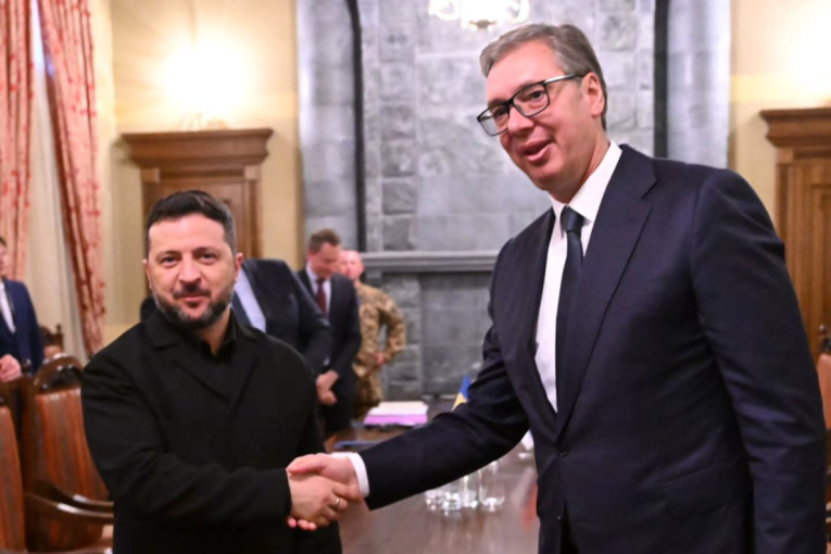 Aleksandar Vučić i Volodimir Zelenski rukuju se u sali za sastanke