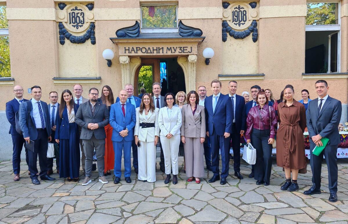 Grupna fotografija učesnika skupa ispred Narodnog muzeja u Kruševcu