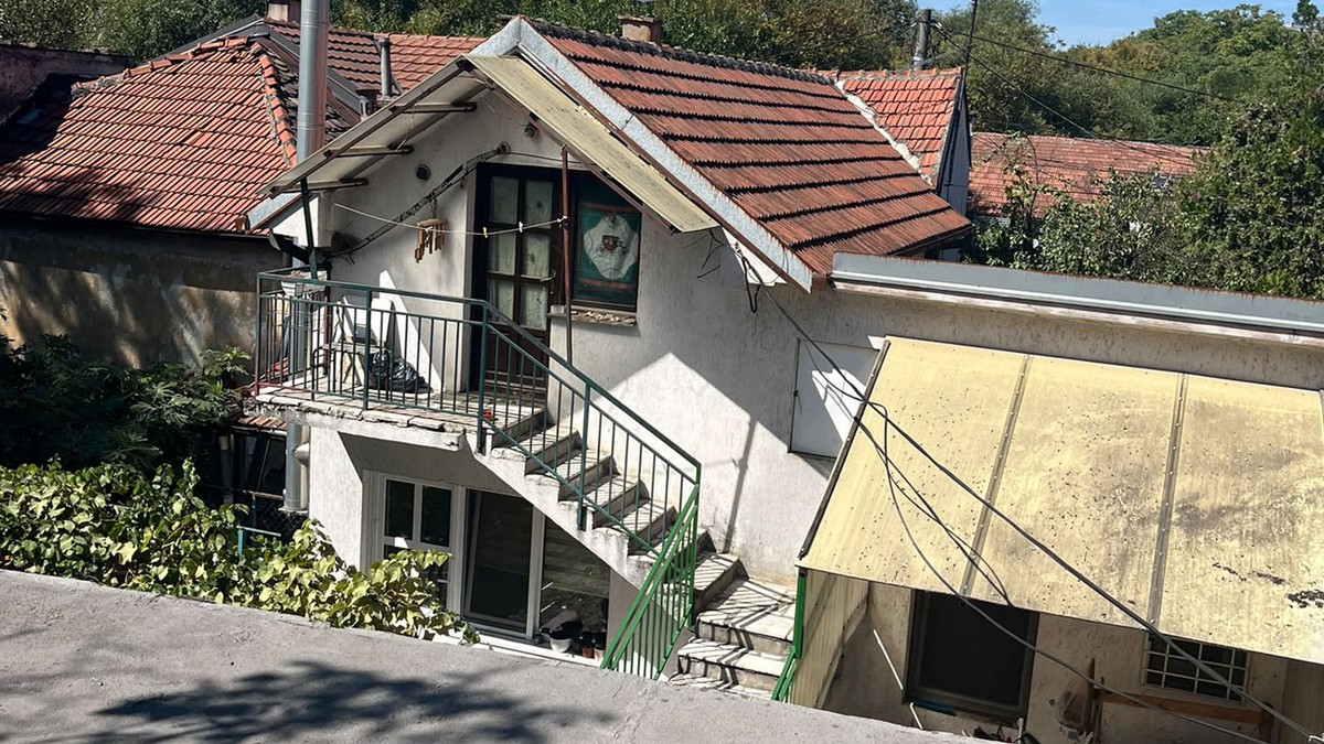 Prizemna kuća sa crvenim krovom i spoljnim stepeništem na Dušanovcu