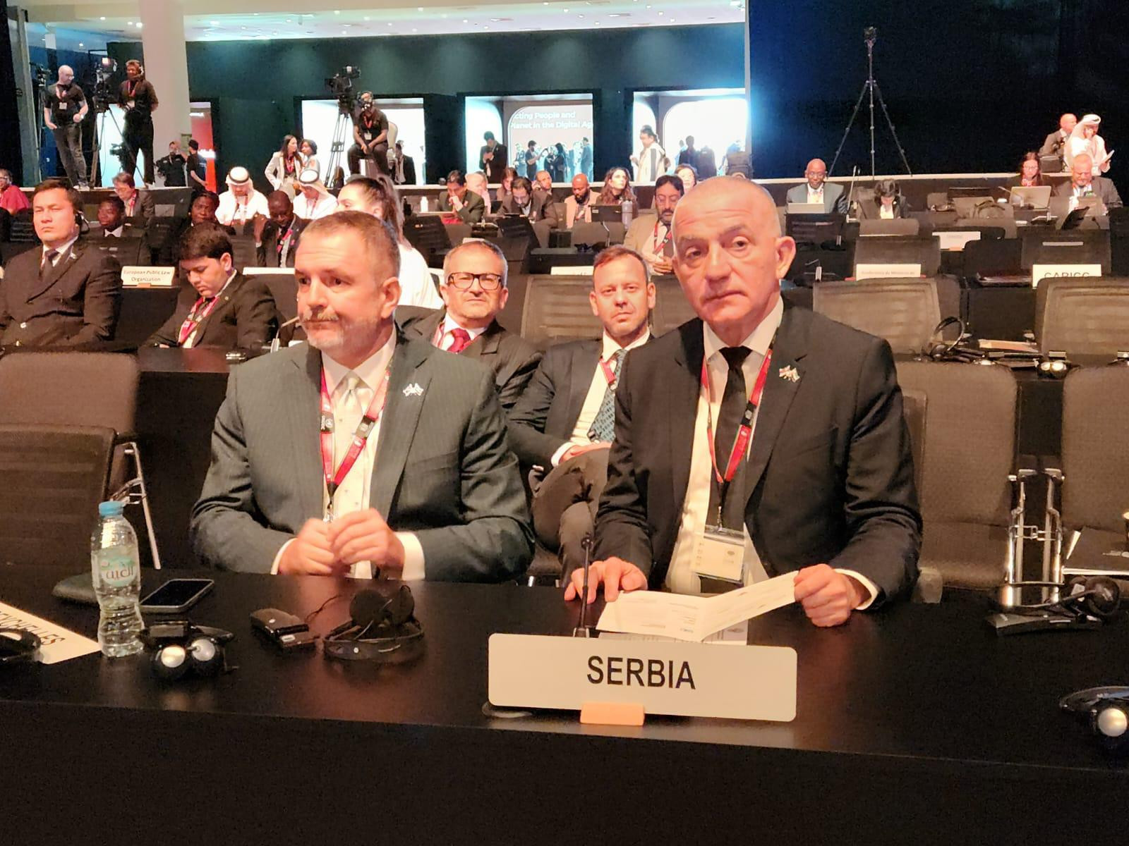 Srpska delegacija za stolom sa natpisom Serbia na Kongresu UN u Abu Dabiju