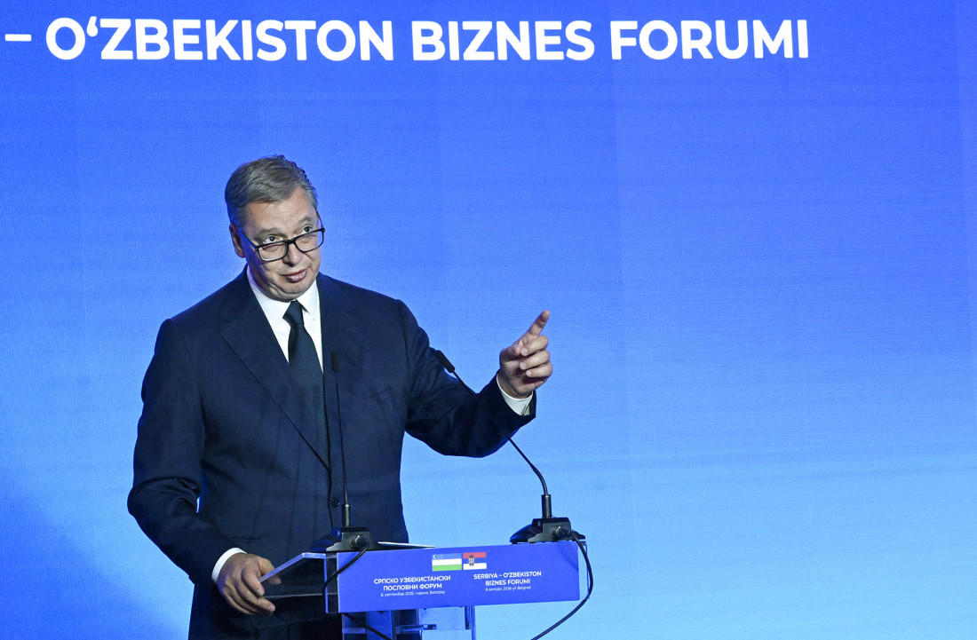 Aleksandar Vučić govori za govornicom na poslovnom forumu Srbija–Uzbekistan