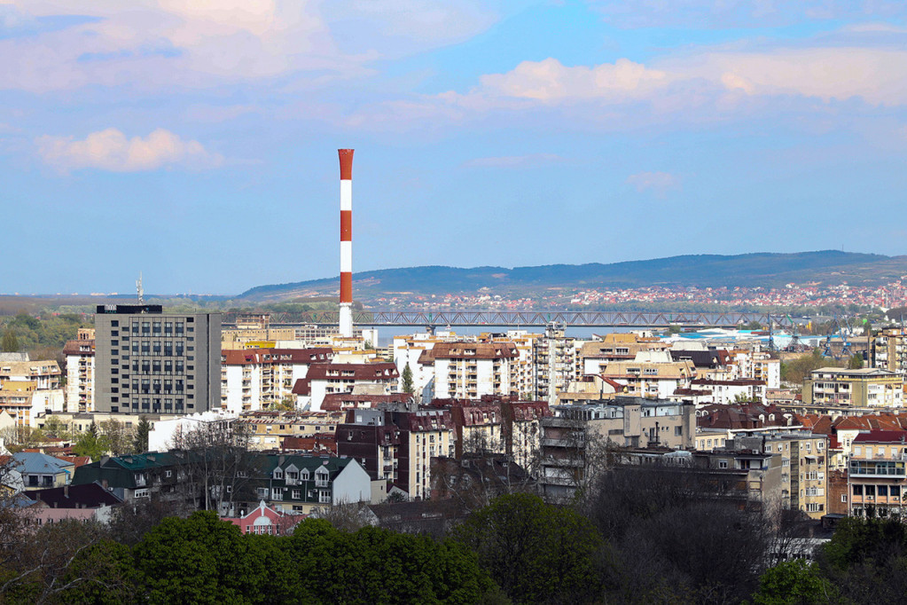 Pogled na Beograd sa crveno-belim dimnjakom toplane iznad zgrada