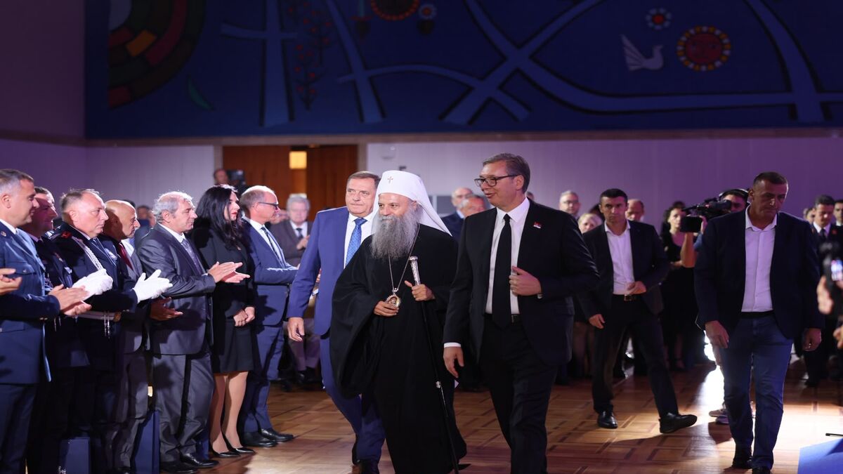 Aleksandar Vučić, patrijarh Porfirije i Milorad Dodik ulaze u svečanu salu uz aplauz zvanica