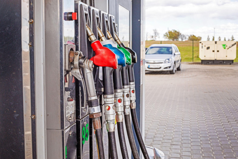 Pištolji za točenje goriva na pumpi, u pozadini automobil