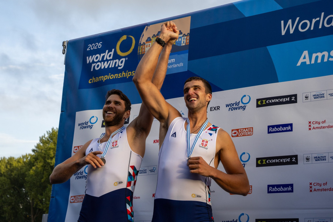 Martin Mačković i Nikolaj Pimenov na postolju sa medaljama oko vrata, podignutih spojenih ruku