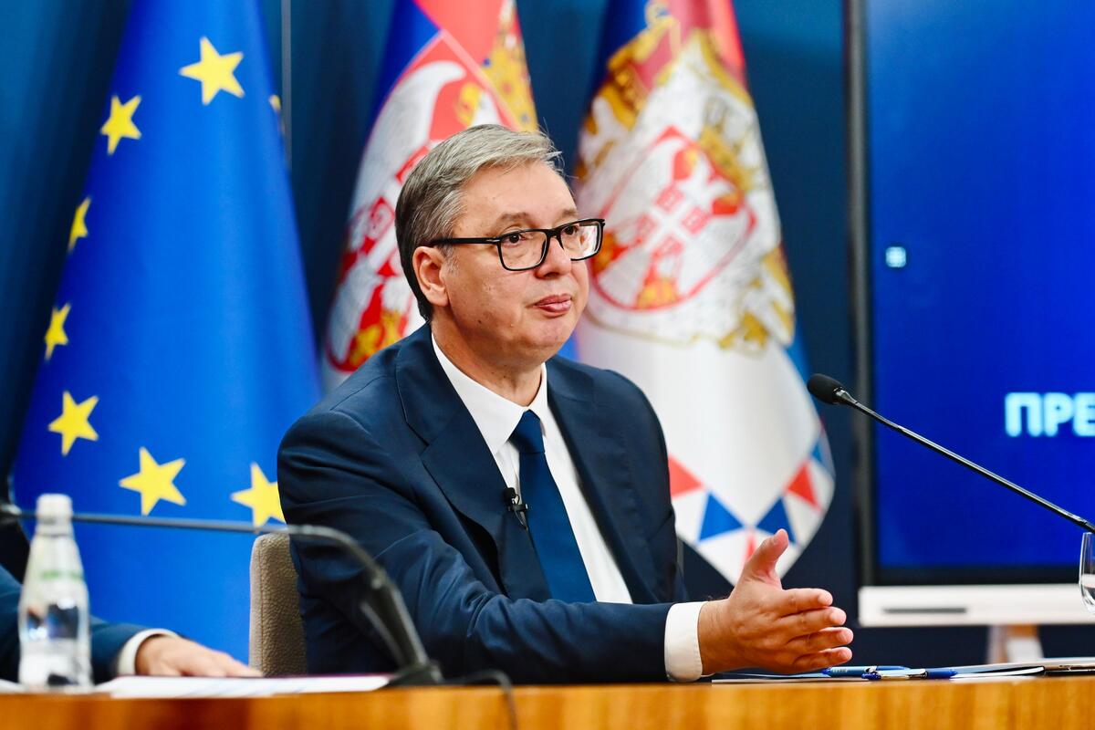 Aleksandar Vučić govori za konferencijskim stolom ispred zastava Srbije i Evropske unije