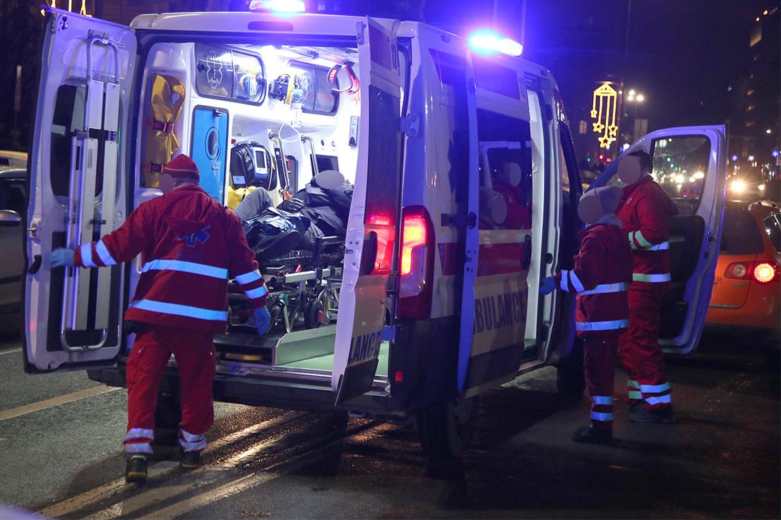 Ekipa Hitne pomoći pored sanitetskog vozila tokom noćne intervencije