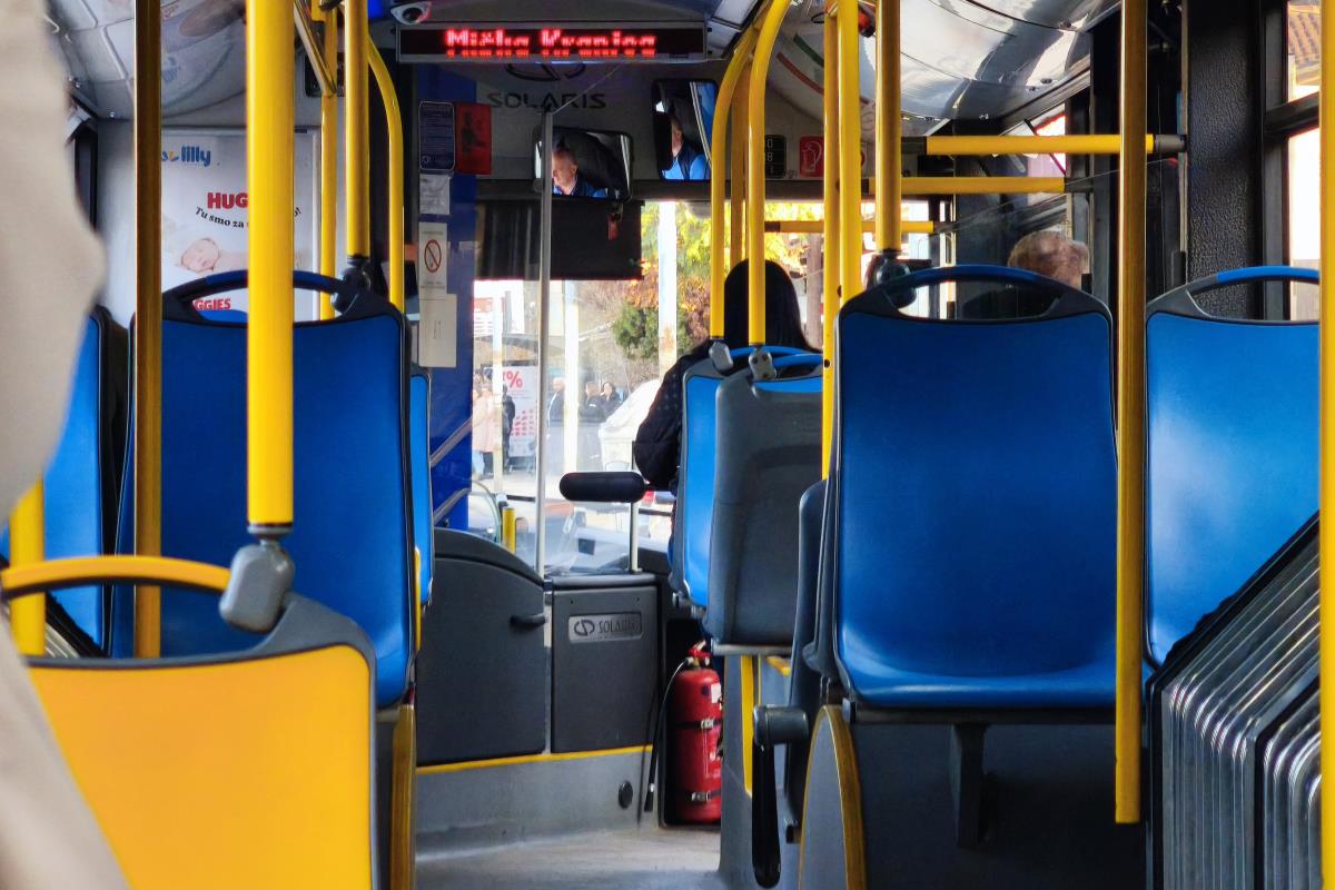 Unutrašnjost gradskog autobusa GSP sa plavim sedištima