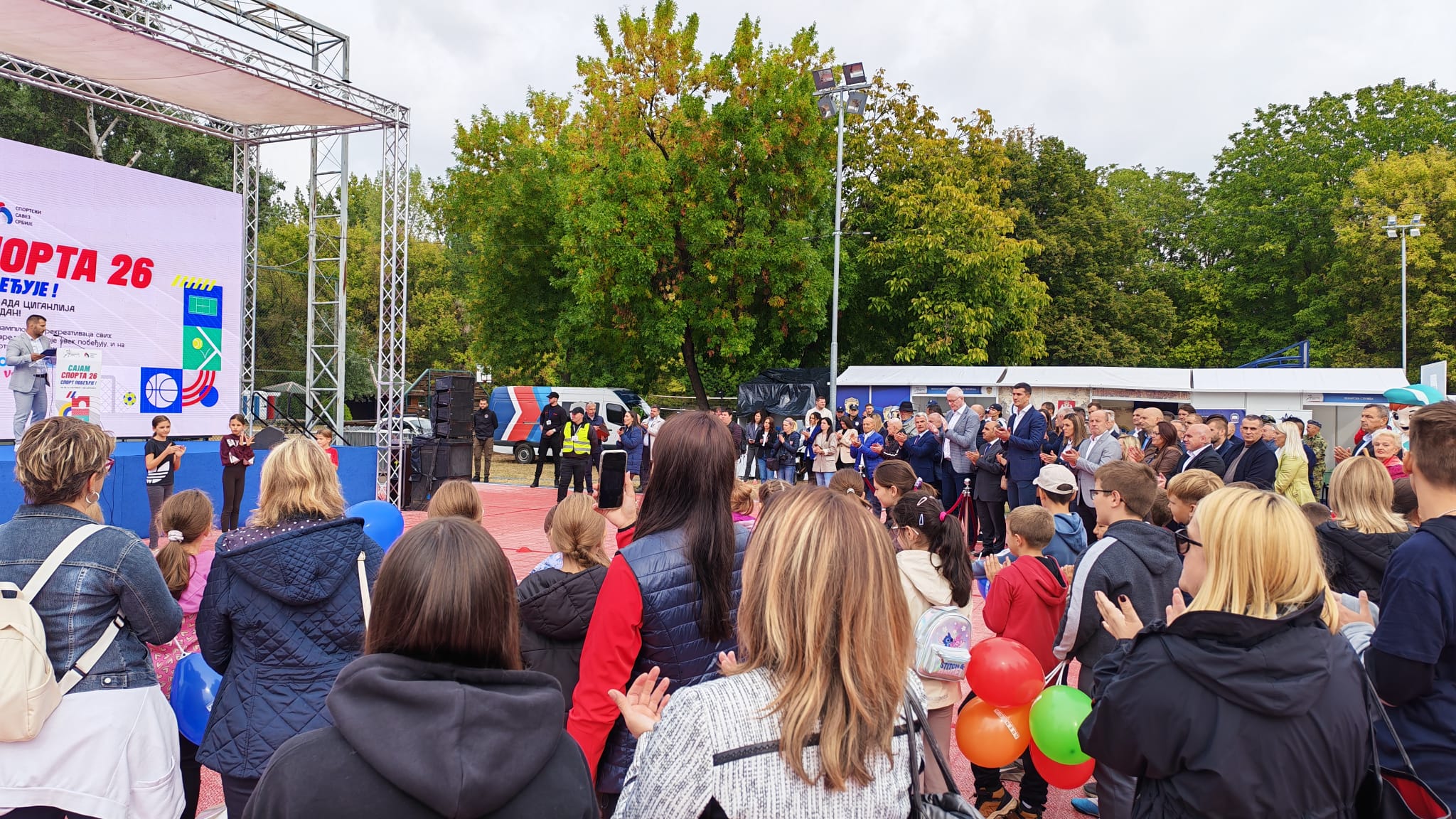 Roditelji i deca sa balonima ispred bine na otvaranju Sajma sporta na Adi Ciganliji