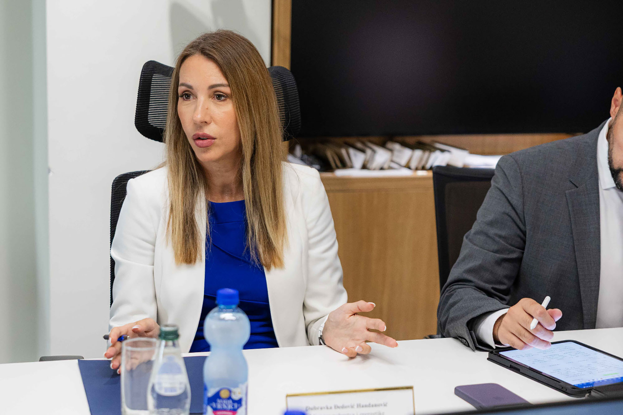 Dubravka Đedović Handanović govori za stolom na sastanku, ispred nje natpis sa njenim imenom