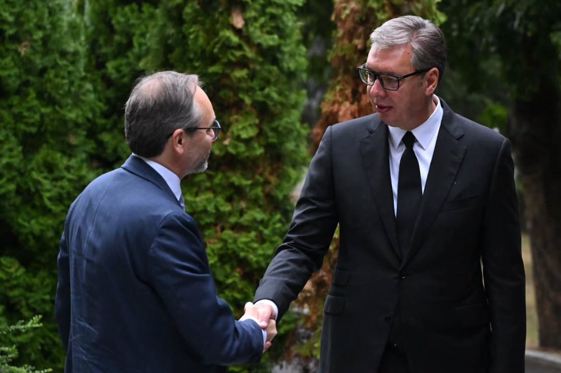 Aleksandar Vučić se rukuje sa Emanuelom Žiofreom ispred zelenila