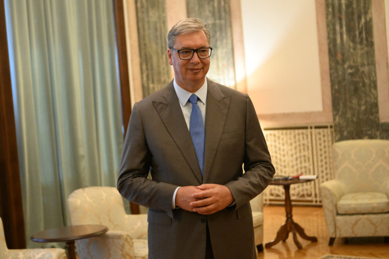 Aleksandar Vučić u tamnom odelu i plavoj kravati stoji u salonu sa foteljama, arhivska fotografija