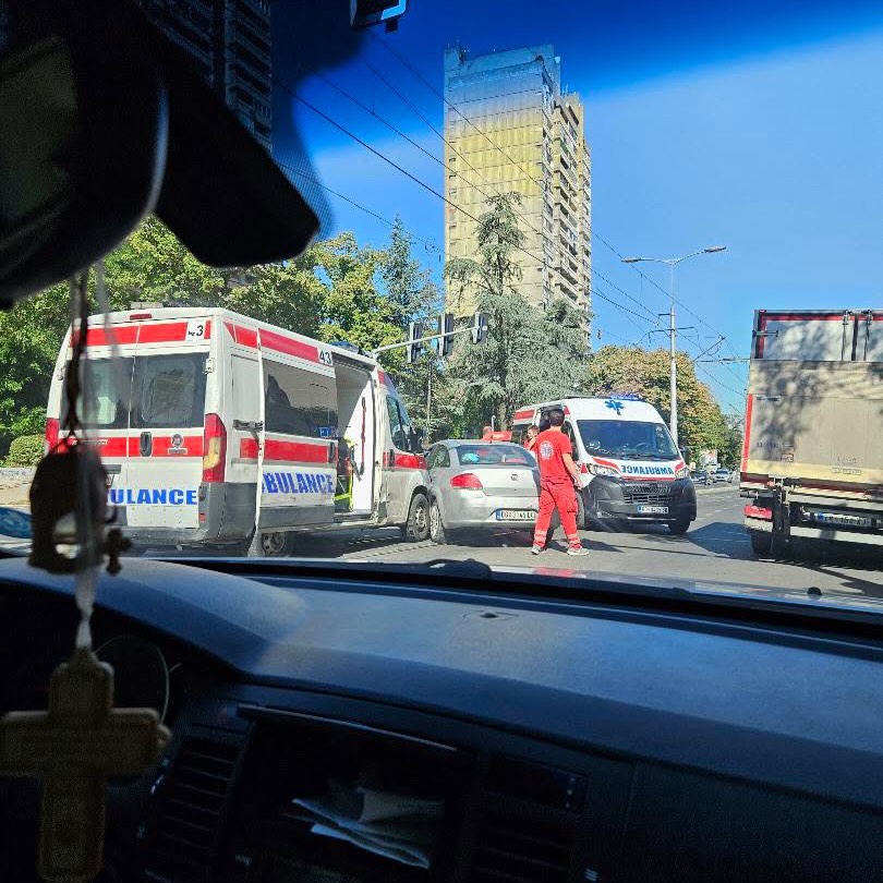 Dva vozila Hitne pomoći i oštećen sivi automobil na kolovozu u Ulici vojvode Stepe, bolničar u crvenoj uniformi pored vozila