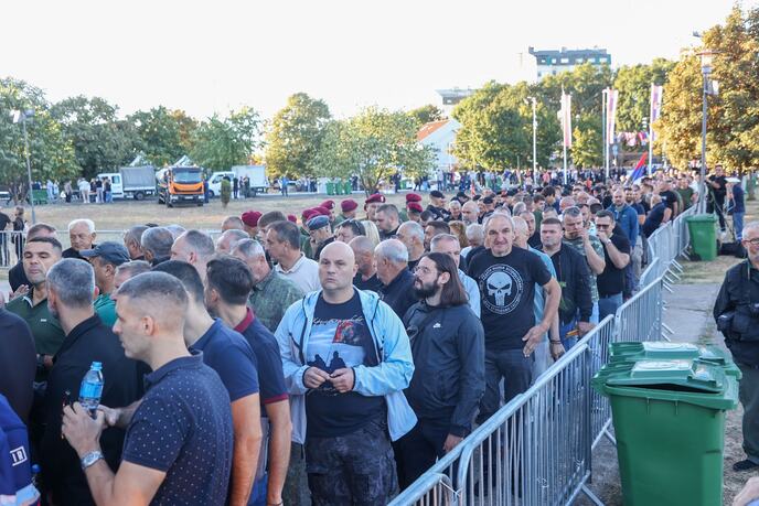 Duga kolona građana čeka iza zaštitne ograde ispred crkve