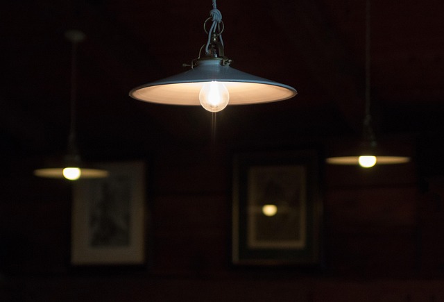 Upaljena viseća lampa u zamračenoj prostoriji