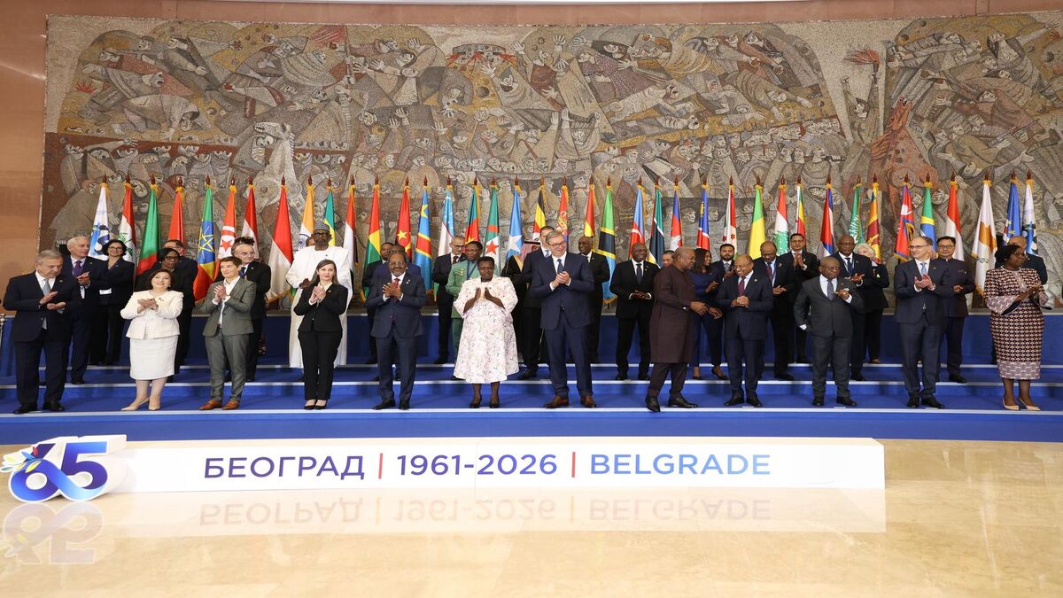 Zajednička fotografija delegacija Pokreta nesvrstanih ispred zastava u Palati Srbija