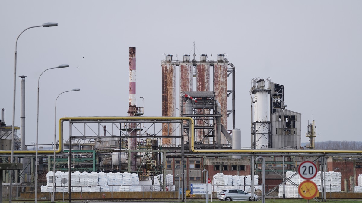 Industrijska postrojenja sa dimnjacima i cevovodima