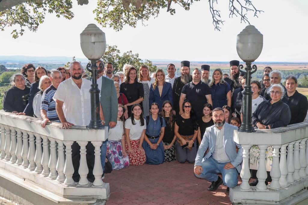Grupna fotografija ministarke sa monahinjama, sveštenicima i građanima na terasi vile dinastije Obrenović u Smederevu