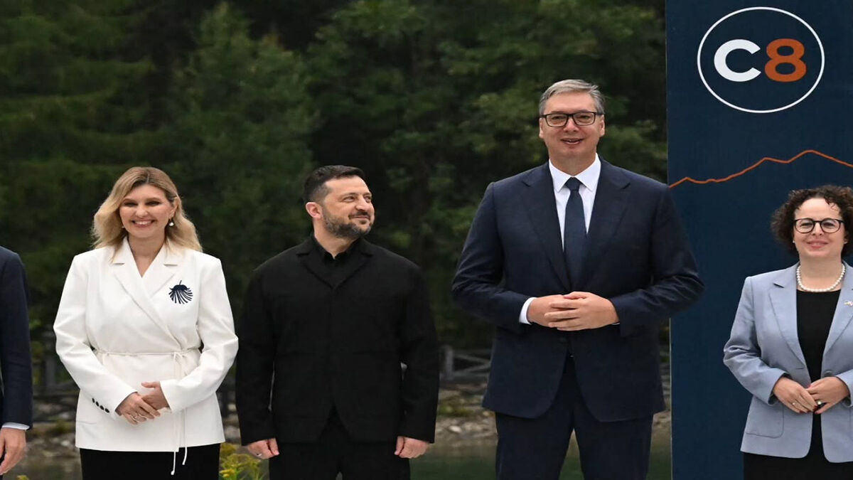 Aleksandar Vučić stoji pored Volodimira Zelenskog i drugih zvaničnika na zajedničkom fotografisanju ispred šume