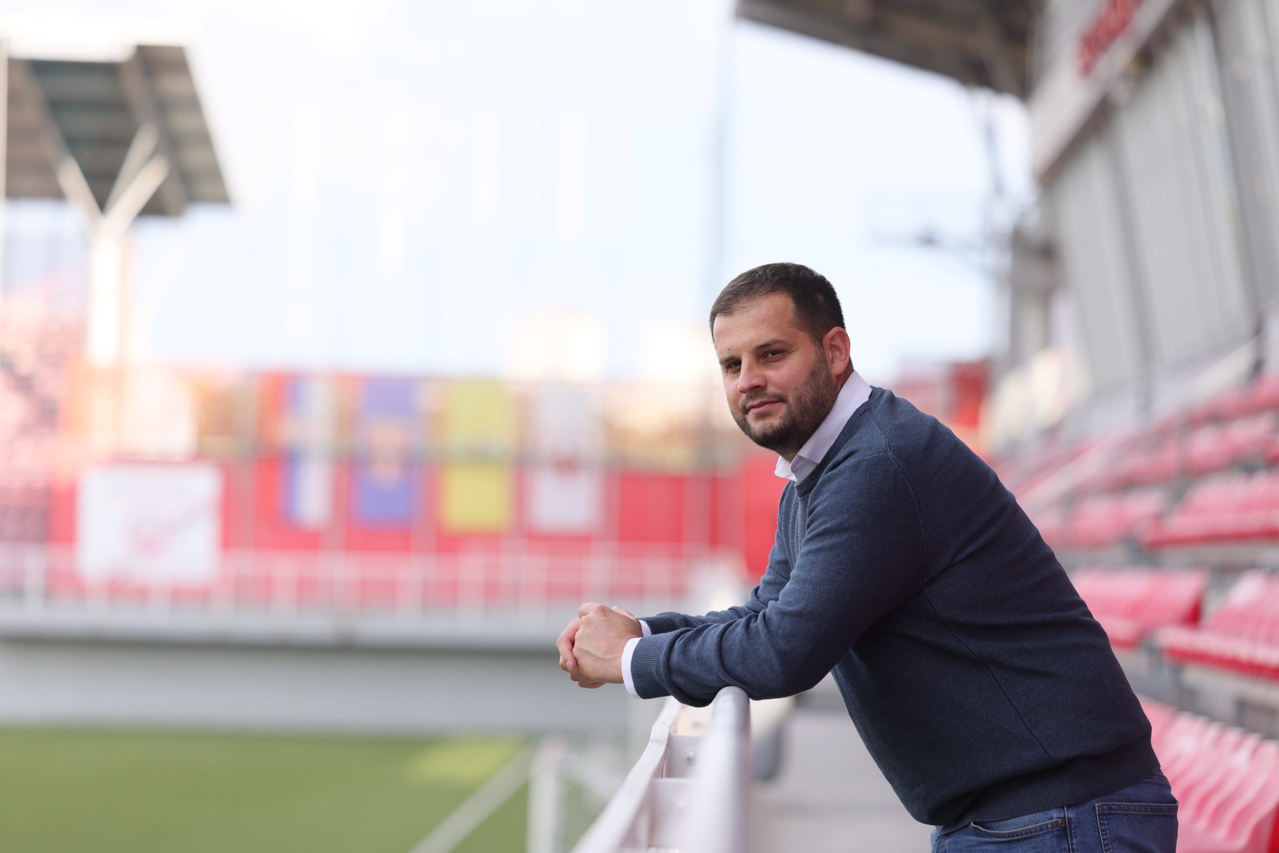 Nikola Radivojević naslonjen na ogradu tribine stadiona FK Voždovac