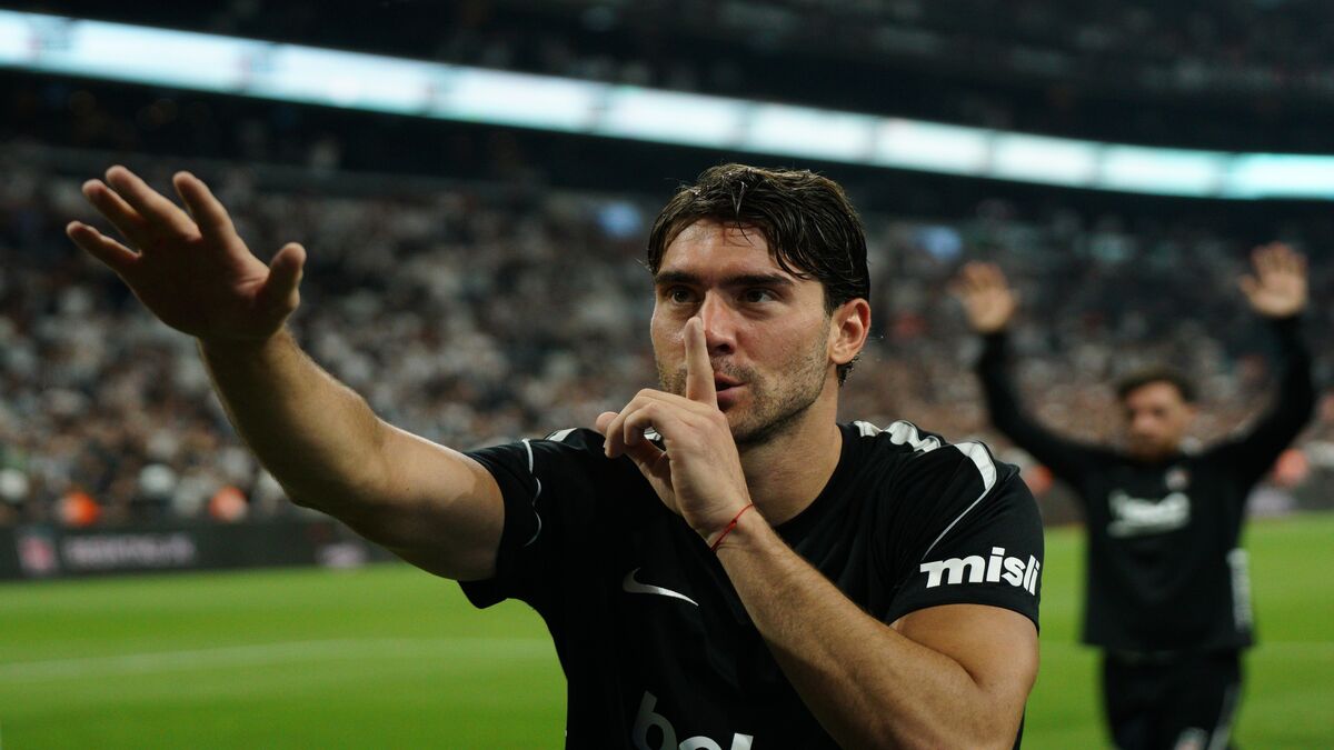 Dušan Vlahović u crnom dresu Bešiktaša slavi gol sa prstom na usnama