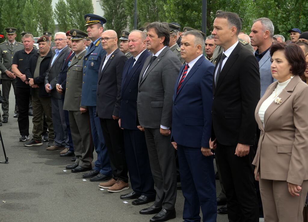 Zvaničnici i oficiri Vojske Srbije stoje u redu tokom obeležavanja godišnjice brigade