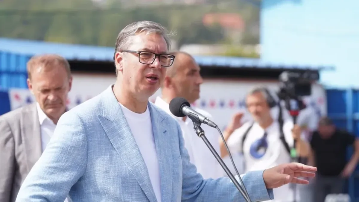 Aleksandar Vučić govori za mikrofonom na otvorenom