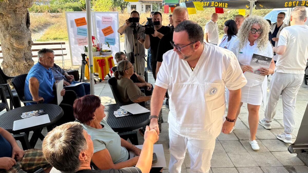 Lekar u beloj uniformi rukuje se sa građanima tokom preventivnih pregleda na otvorenom