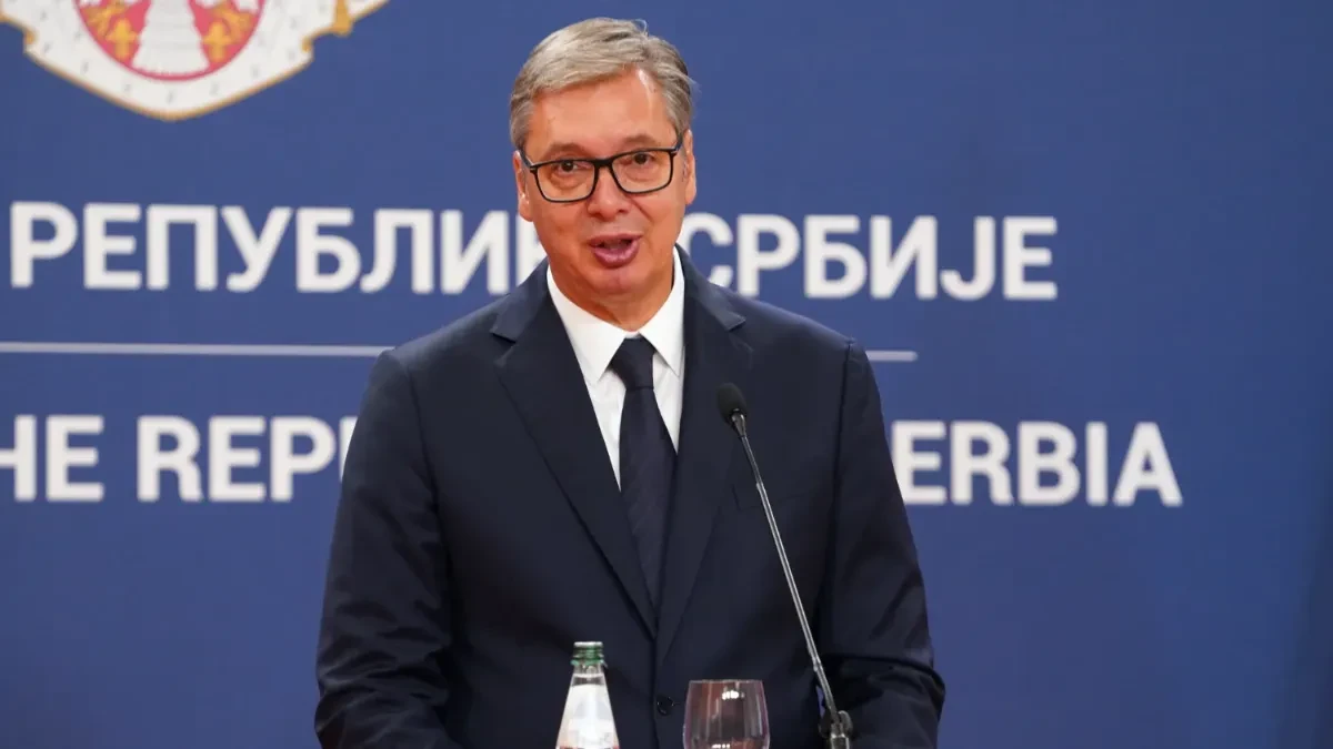 Aleksandar Vučić govori za govornicom ispred panoa sa natpisom Republika Srbija