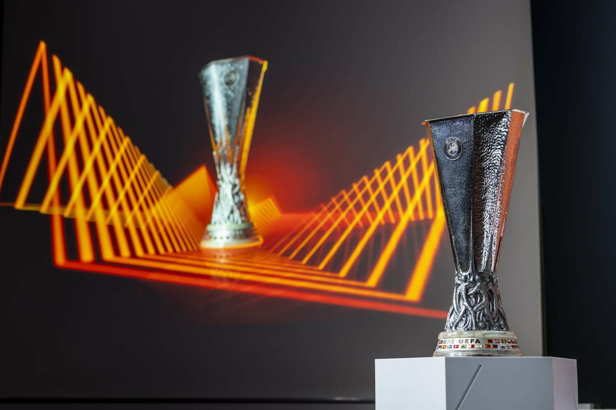 Pehar UEFA Lige Evrope na postolju ispred ekrana sa narandžastim logom takmičenja