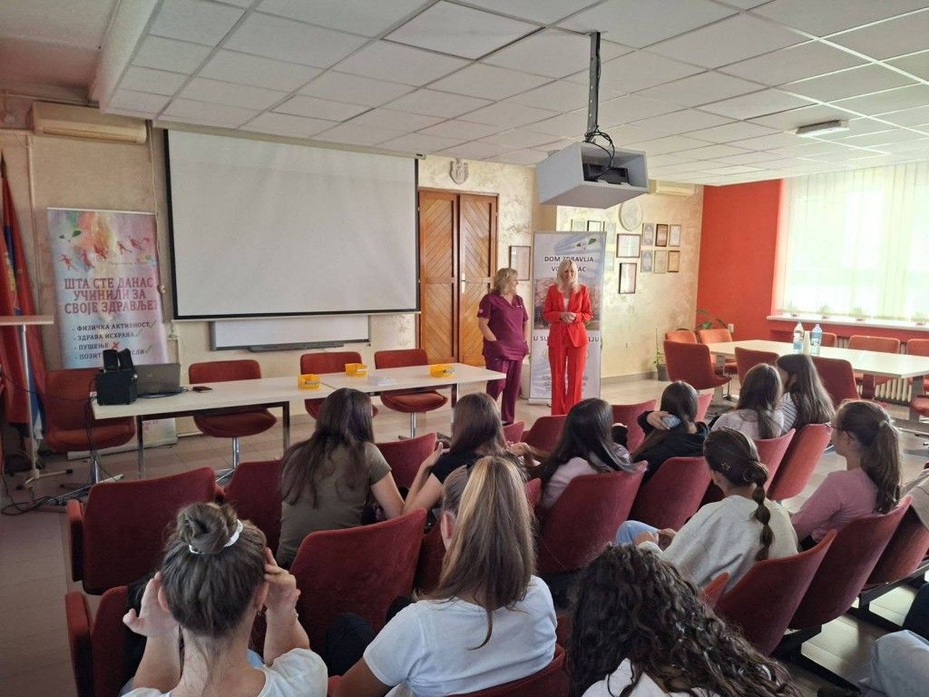 Dve lekarke drže predavanje učenicama u sali Doma zdravlja Voždovac