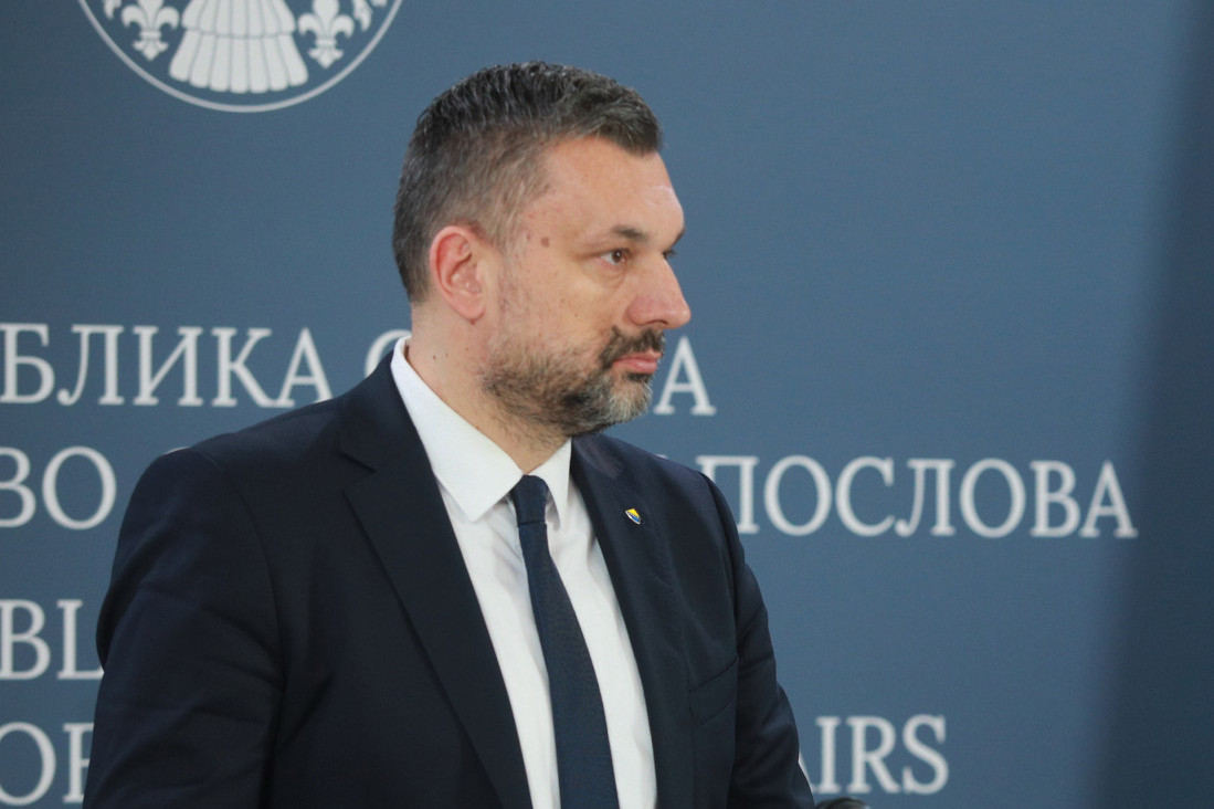 Elmedin Konaković, ministar spoljnih poslova BiH, u tamnom odelu ispred zida sa natpisom ministarstva