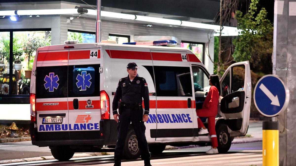 Vozilo Hitne pomoći i policajac na ulici u večernjim satima
