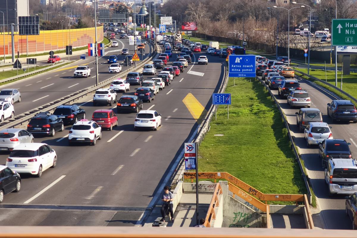 Kolone automobila na auto-putu
