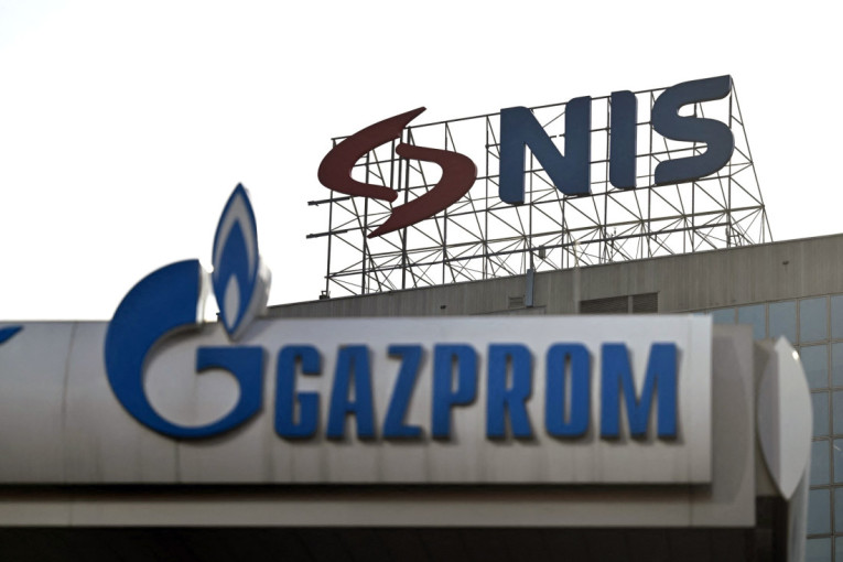 Natpis NIS na krovu zgrade, u prvom planu natpis Gazprom na benzinskoj stanici