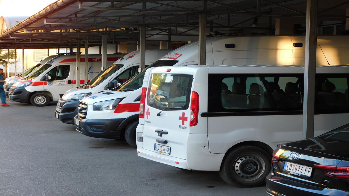 Sanitetska vozila Zdravstvenog centra Loznica parkirana ispod nadstrešnice