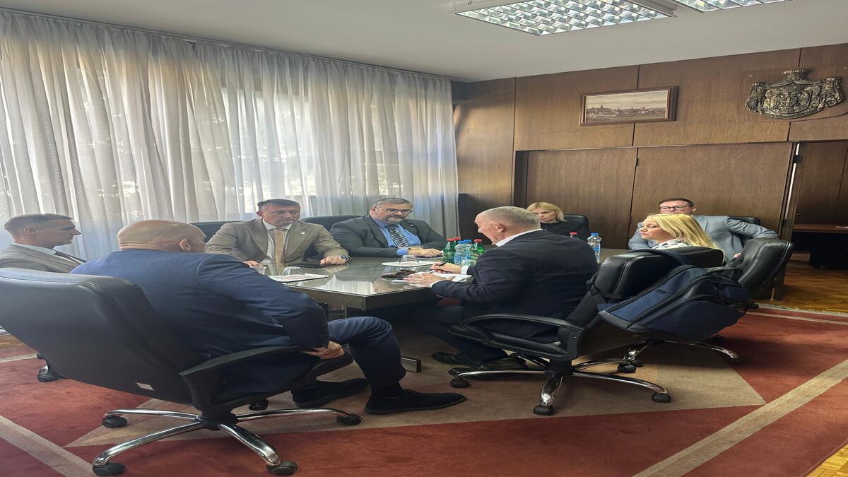 Ministar pravde i članovi radne grupe na sastanku za stolom u kancelariji suda