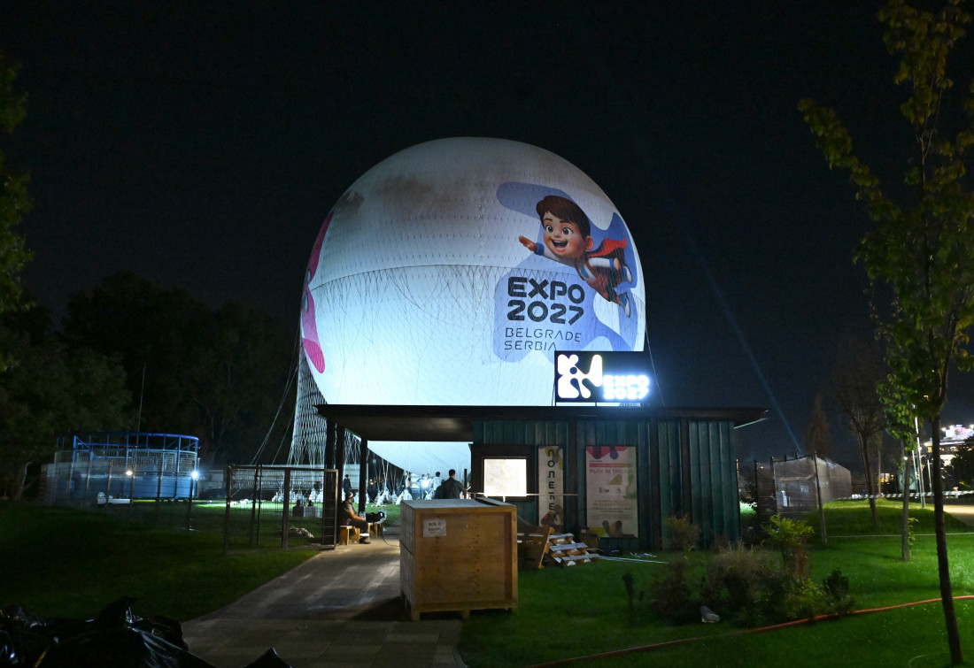 Osvetljeni panoramski balon sa simbolima EXPO 2027 noću na Adi Ciganliji