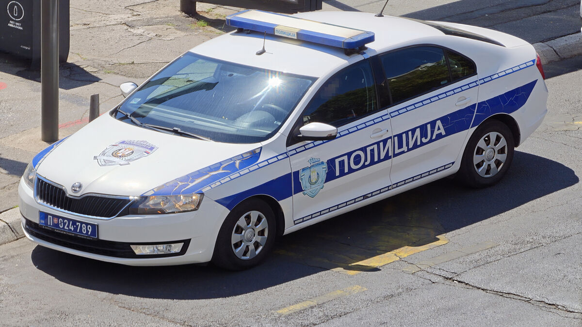 Policijski automobil sa natpisom Policija parkiran na ulici