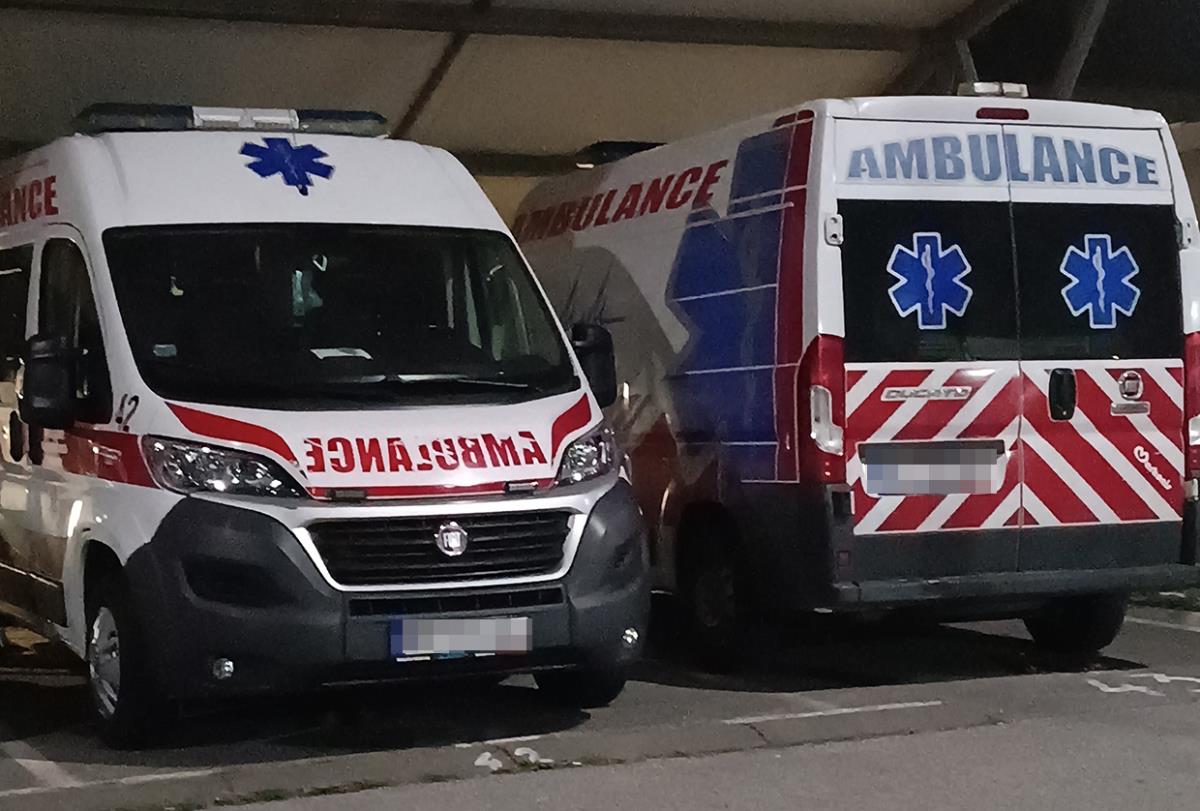 Dva vozila Hitne pomoći parkirana pod nadstrešnicom