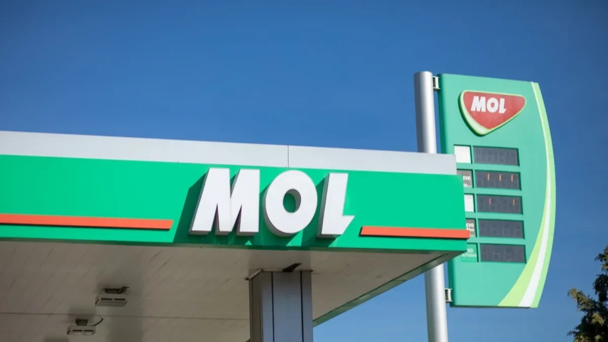 Nadstrešnica benzinske stanice sa oznakom MOL i tablom sa cenama goriva