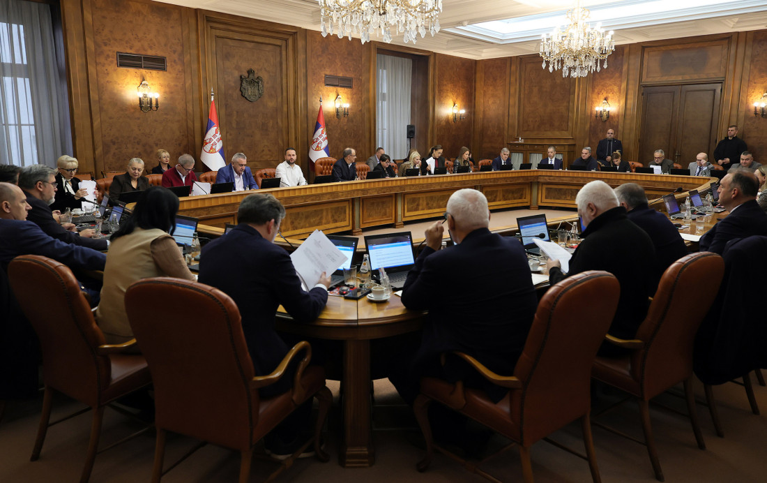 Ministri za stolom tokom sednice Vlade Srbije, sa zastavama Srbije u pozadini