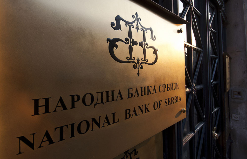 Mesingana tabla sa natpisom Narodna banka Srbije na ulazu u zgradu
