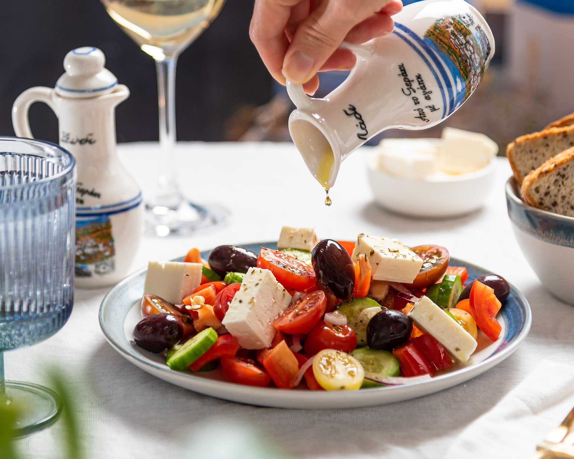 Salata od paradajza, krastavca, paprike, maslina i belog sira koja se preliva uljem